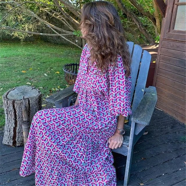 Aviana | Boho Maxi Kleid mit Blumenprint – V‑Ausschnitt & Halbarm im Ibiza‑Look