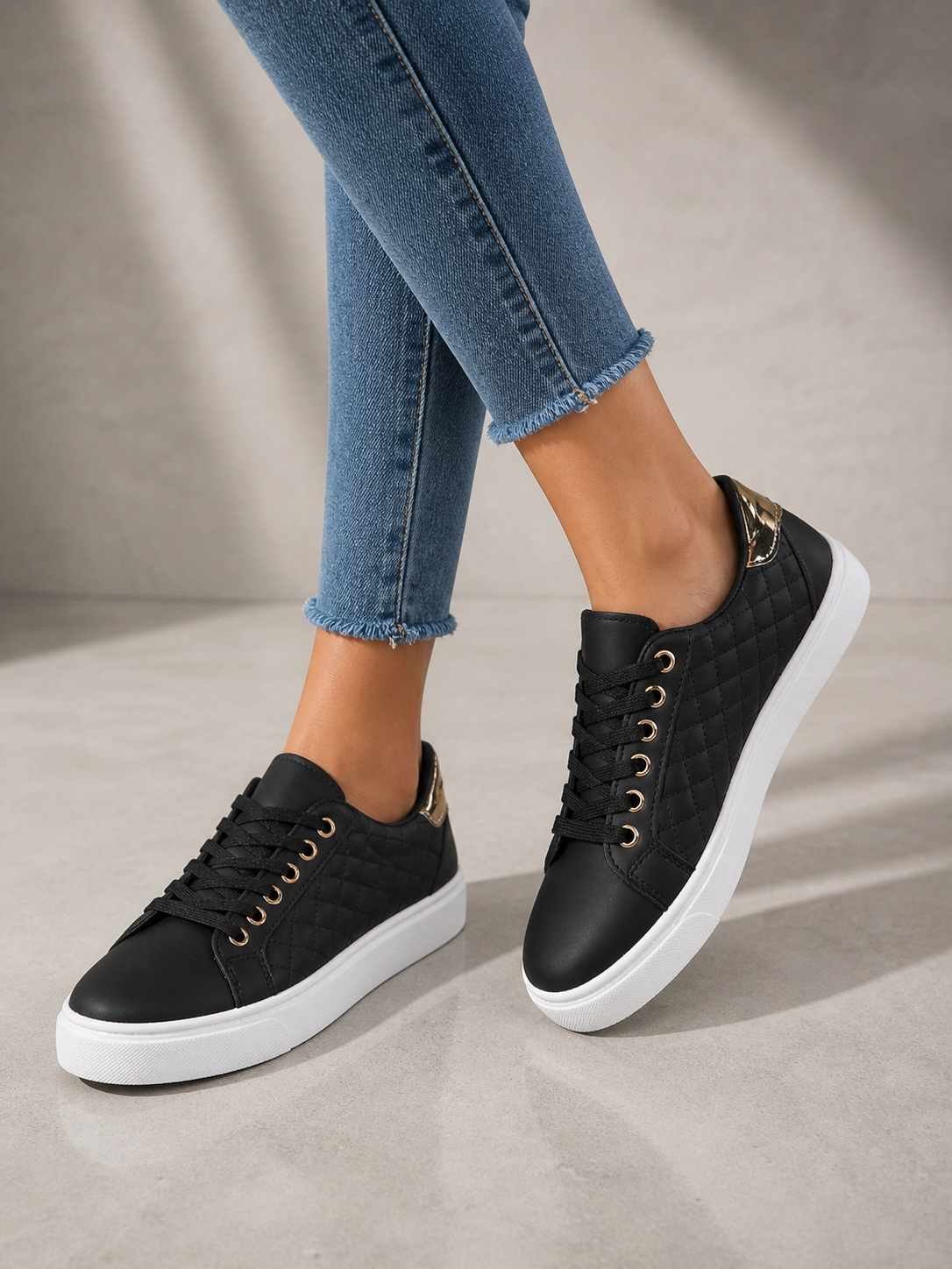 Damen Sneaker Gequiltet Lederoptik mit Schnürverschluss