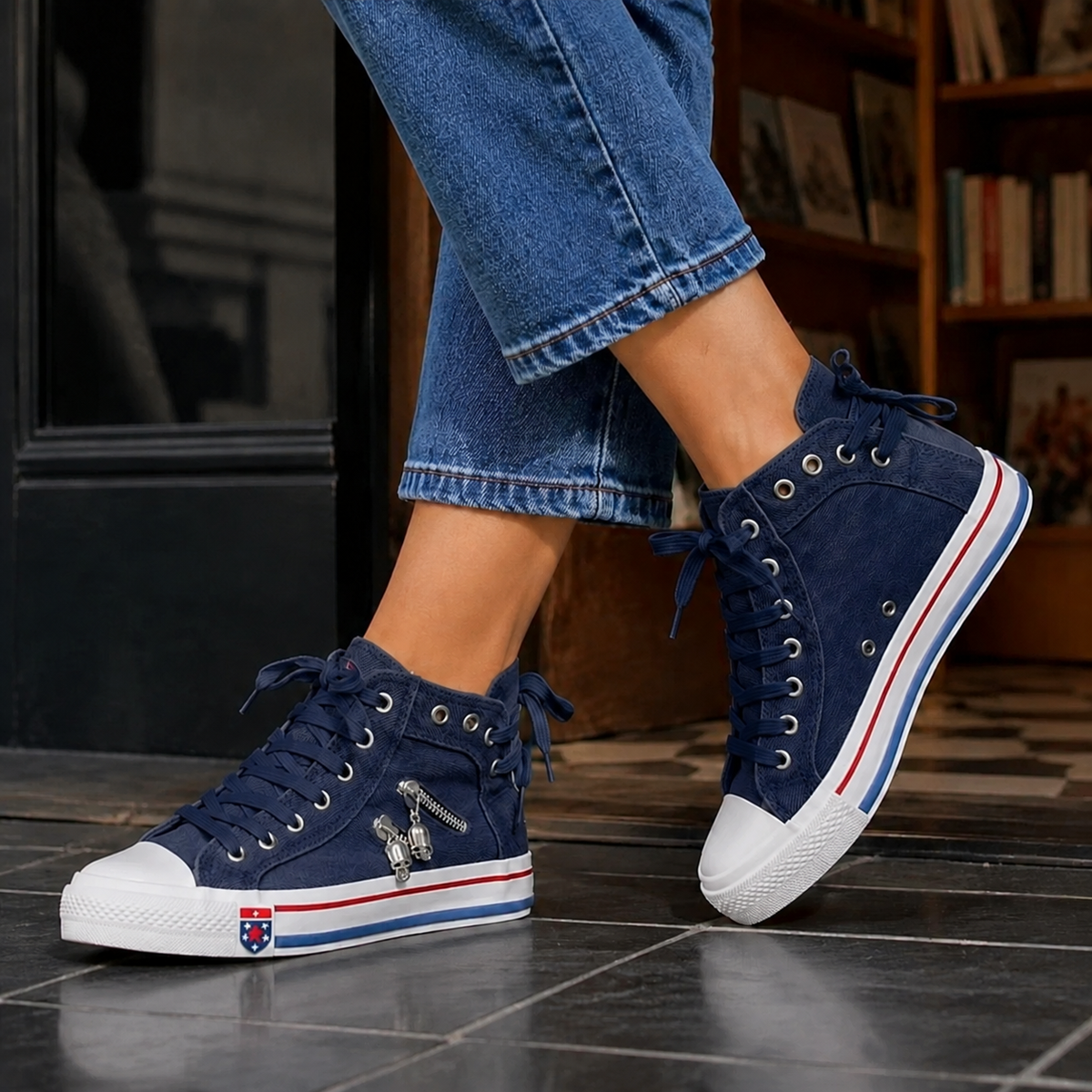 Damen High-Top Sneaker mit seitlichem Reißverschluss und Metallanhängern