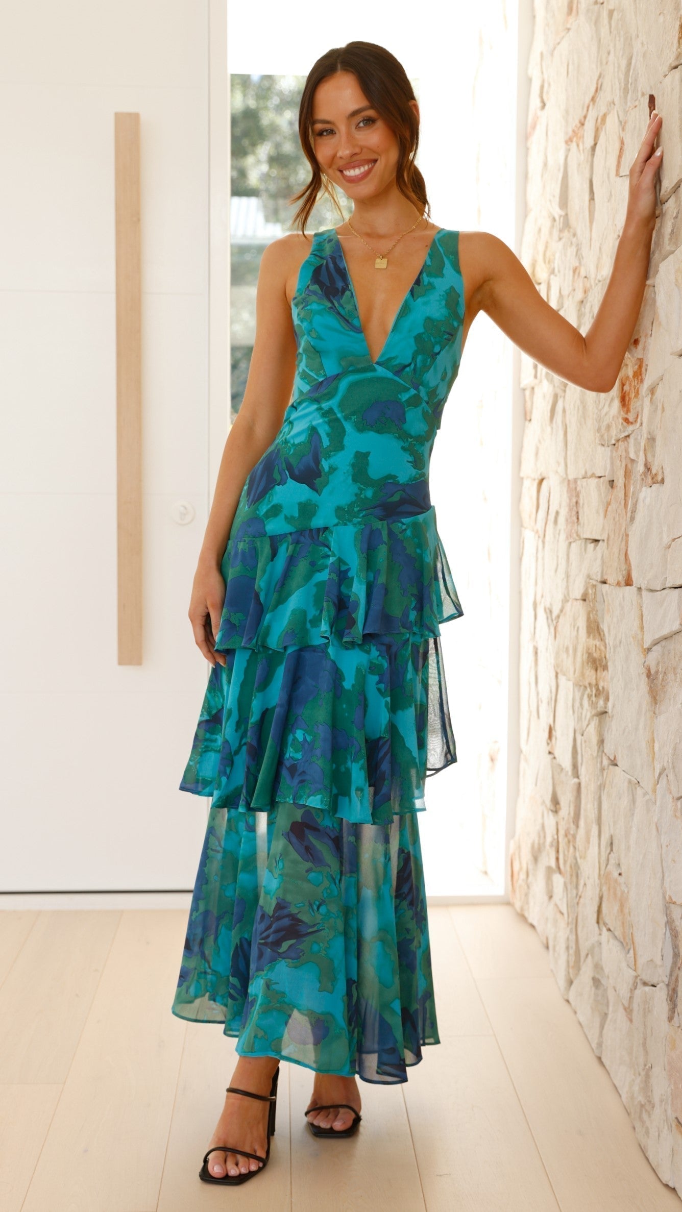 Cany | Rückenfreies Maxikleid mit Blumenmuster, V-Ausschnitt & Stufenrock für elegante Sommerlooks