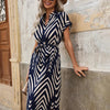Yente | Midi Sommerkleid mit V-Ausschnitt, Taillengürtel & Geoprint – Elegant & Luftig für Alltag & Events