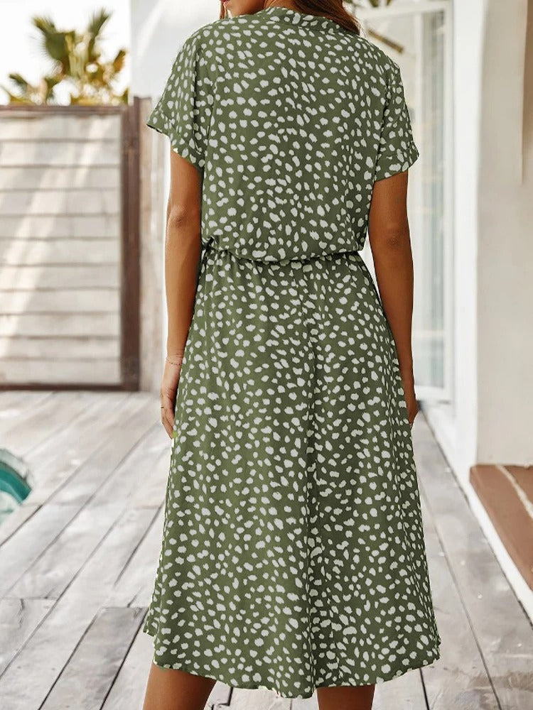 Mirrie | Sommerliches V-Ausschnitt-Midikleid mit verstellbarer Taille und kurzen Ärmeln | Bequemer Alltagsstil für Damen