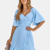 Minarda | Light Blue Wickelkleid mit Volant-Saum | Sommerliches Midi Kleid mit Flatterärmeln & V-Ausschnitt