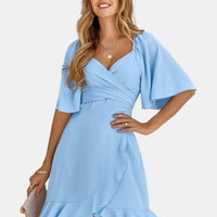 Minarda | Light Blue Wickelkleid mit Volant-Saum | Sommerliches Midi Kleid mit Flatterärmeln & V-Ausschnitt
