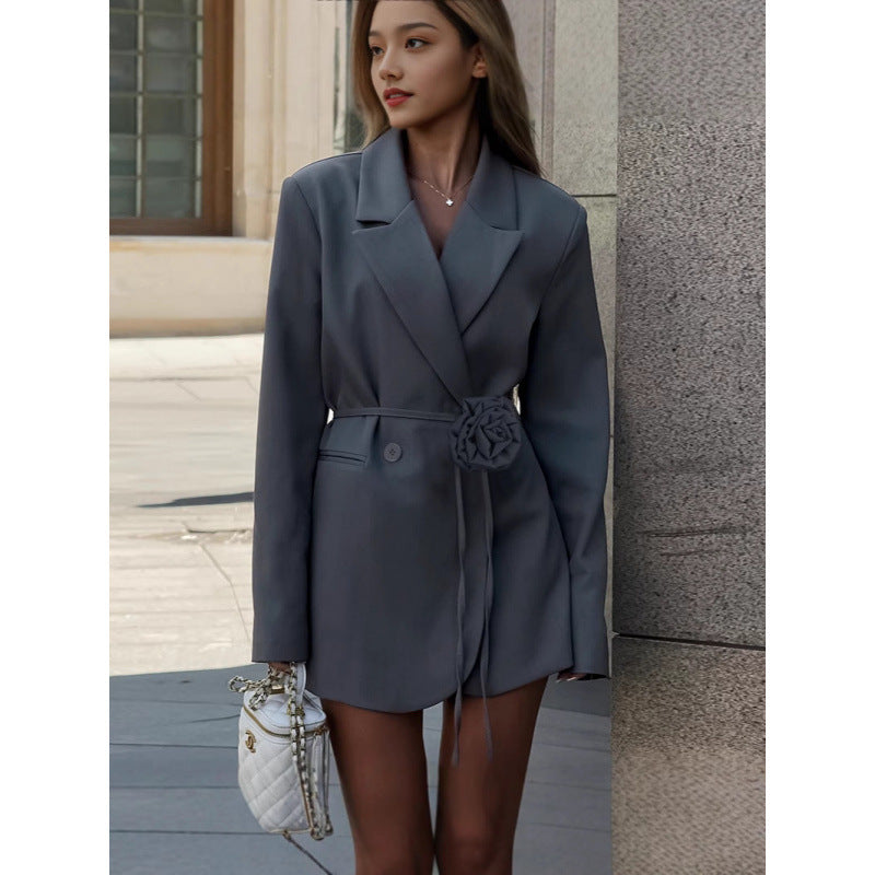 Clarimond | Elegantes Damen Blazer Kleid mit tailliertem Schnitt und Blumen-Gürtel Detail