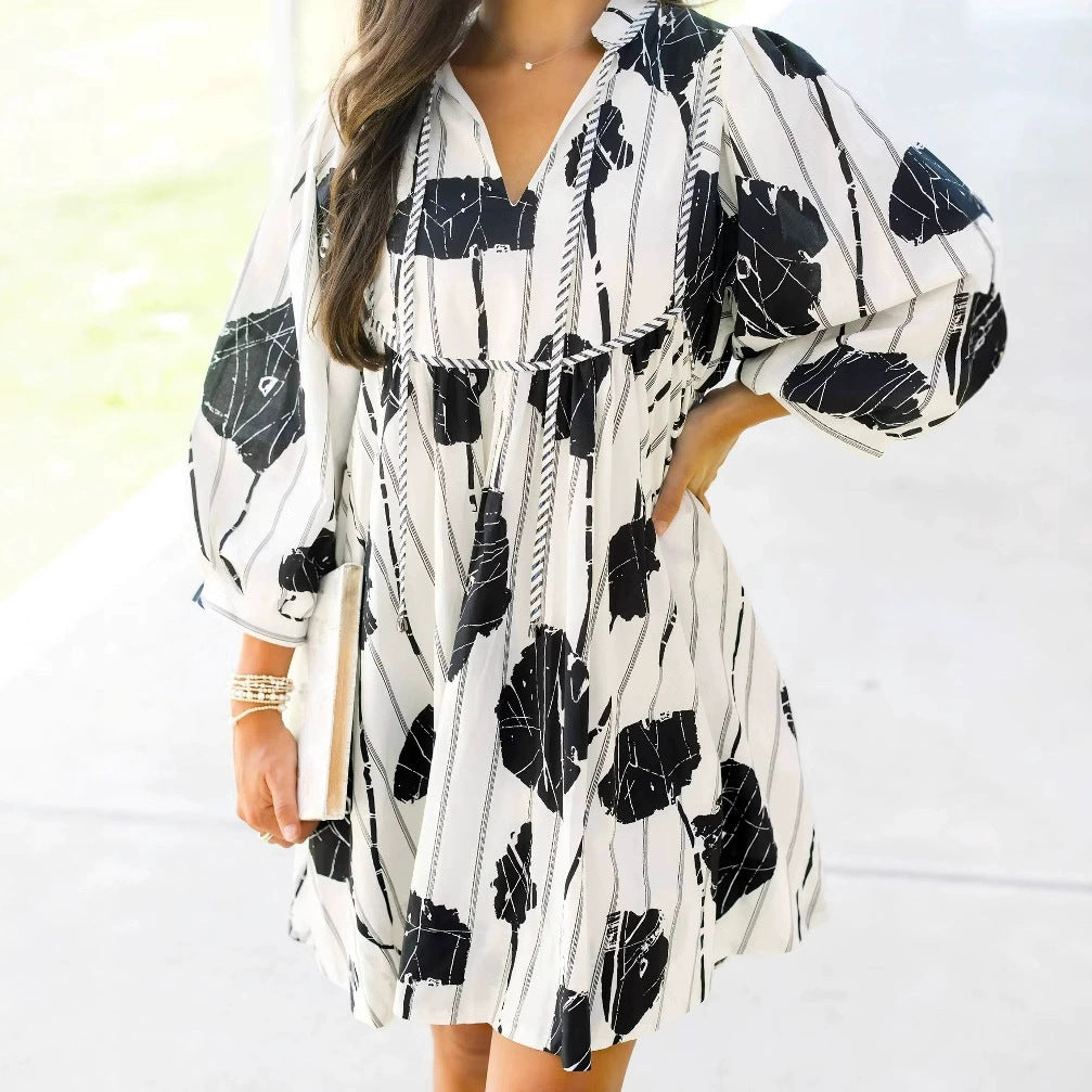 Amoret | Damen Sommerkleid mit V-Ausschnitt & stilvollem Print – Locker sitzendes Minikleid mit eleganten Ballonärmeln