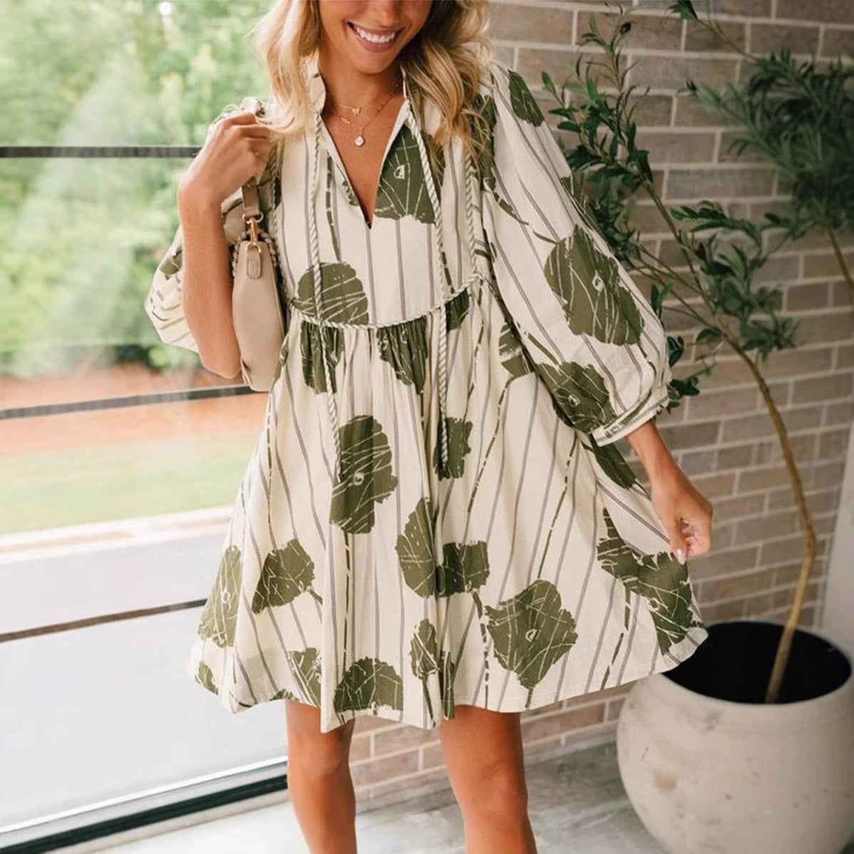 Amoret | Damen Sommerkleid mit V-Ausschnitt & stilvollem Print – Locker sitzendes Minikleid mit eleganten Ballonärmeln