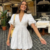 Lara | Weißes V-Ausschnitt Minikleid mit Puffärmeln & floraler Struktur