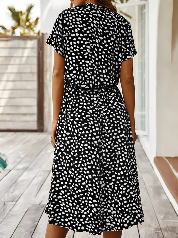 Mirrie | Sommerliches V-Ausschnitt-Midikleid mit verstellbarer Taille und kurzen Ärmeln | Bequemer Alltagsstil für Damen