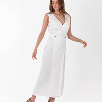 Ärmelloses Wickelkleid aus Leinen in Weiß