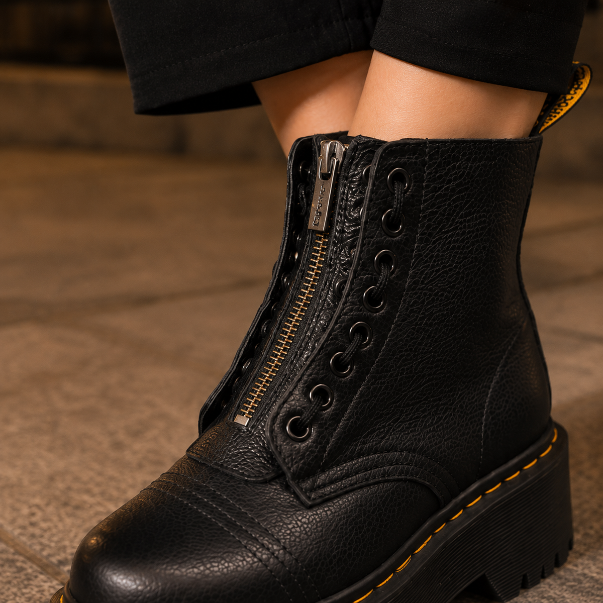 Damen Plateau-Stiefel Schwarz mit Reißverschluss und profilierter Plattform