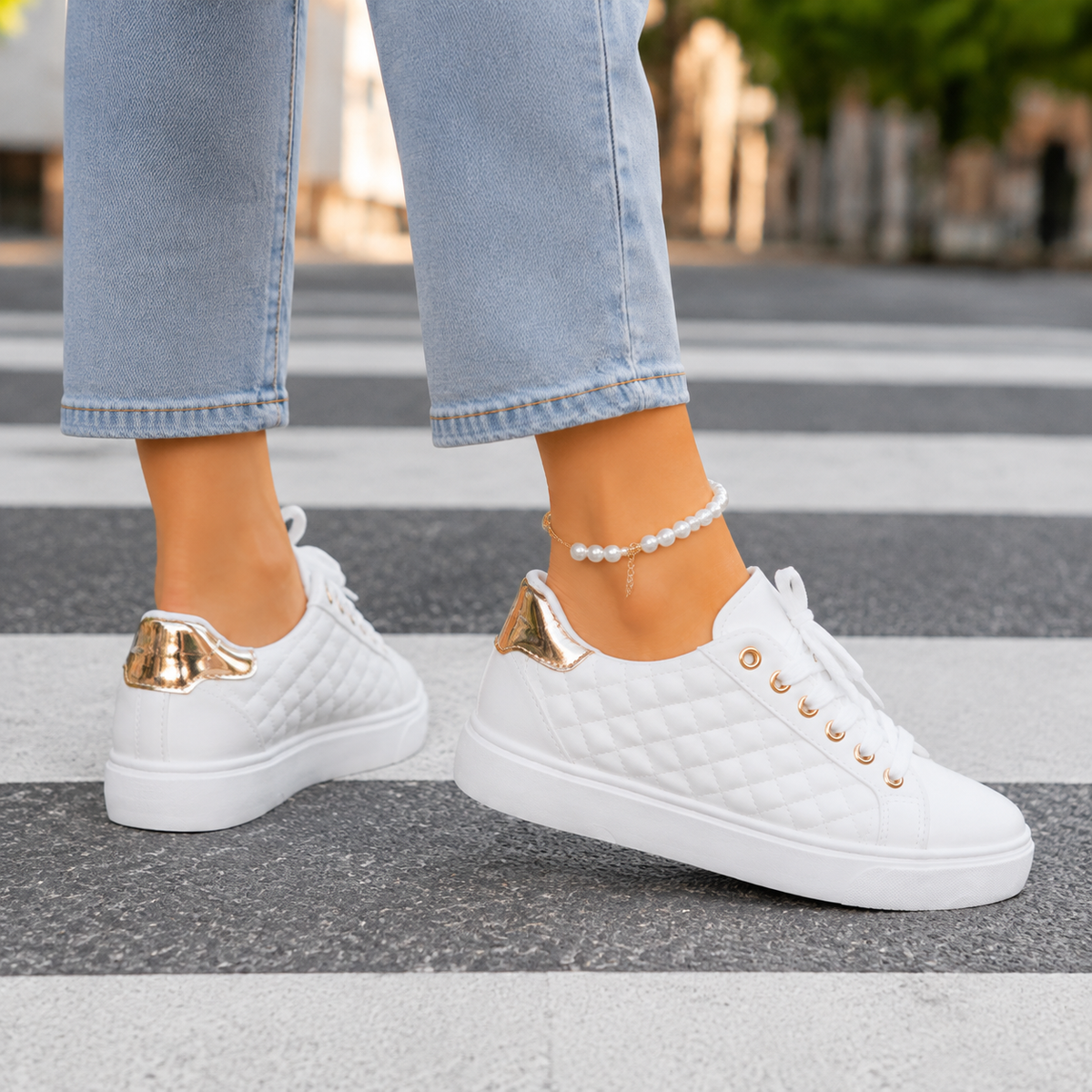 Damen Sneaker Low-Top mit Diamantsteppung und goldfarbenen Ösen