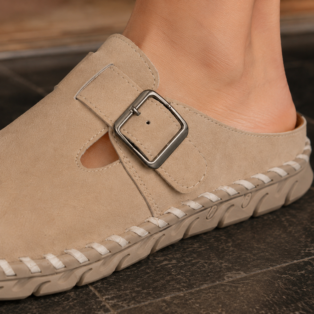 Damen Mules mit verstellbarem Schnallenriemen und rundem Zehenbereich