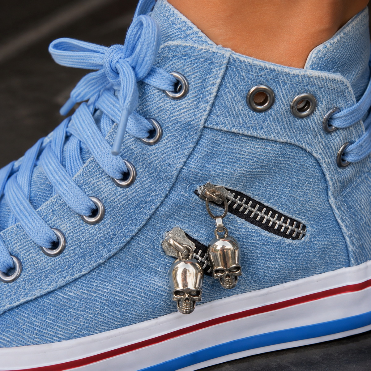 Damen High-Top Sneaker mit seitlichem Reißverschluss und Metallanhängern