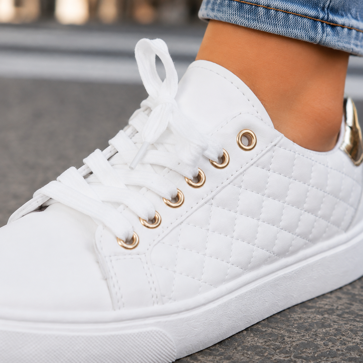 Damen Sneaker Low-Top mit Diamantsteppung und goldfarbenen Ösen