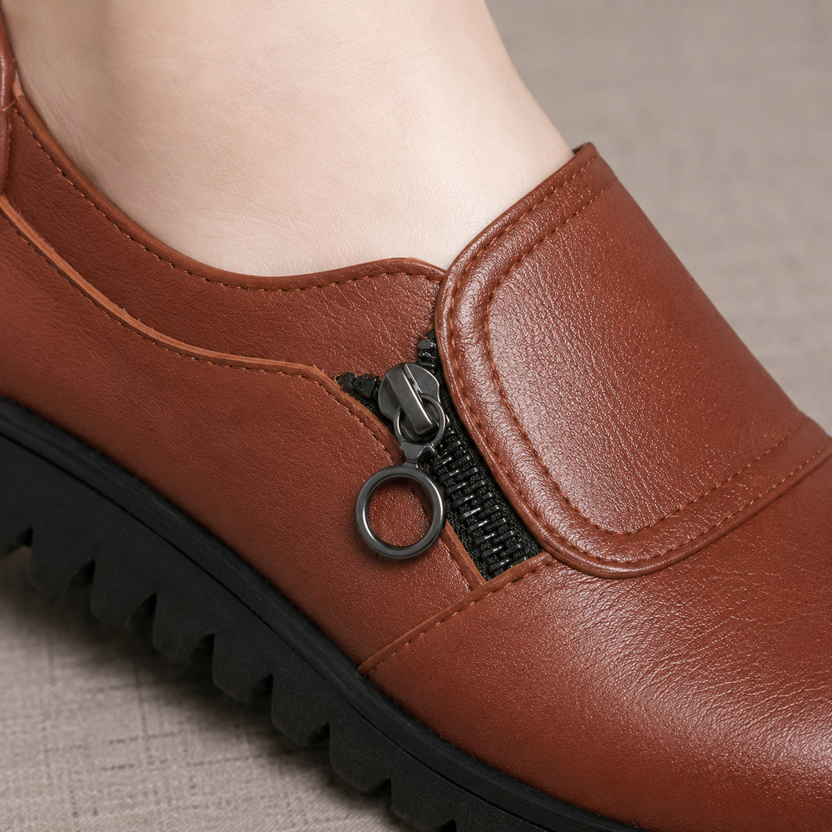 Damen Schuhe mit seitlichem Reißverschluss und geriffelter Sohle