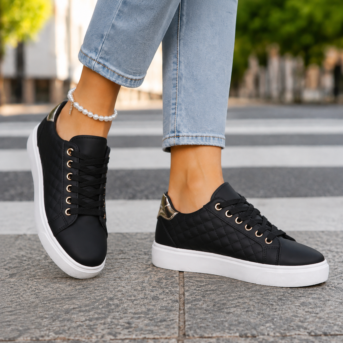 Damen Sneaker Low-Top mit Diamantsteppung und goldfarbenen Ösen